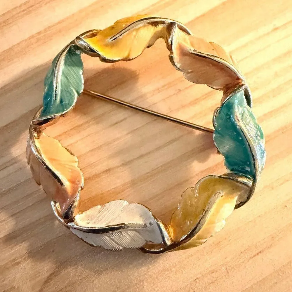 Vintage Gold Tone Enamel Leaf Wreath Circle Brooch